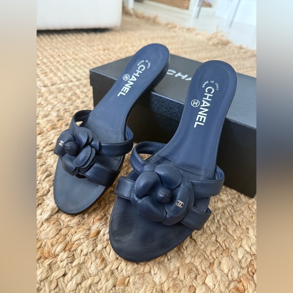 Chanel Camellia Thong Sandals – Navy Lambskin Leather with CC Logo, Size 38.5 - Picture 5 of 9